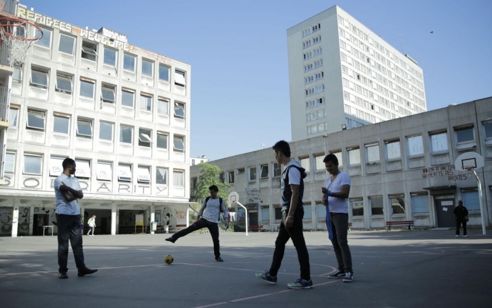 Le bâtiment principal de l’ex-lycée Jean-Quarré (à g.) fait office de centre d’accueil pour réfugiés. La médiathèque pourrait être bâtie dans celui d’à côté.LP/LUCIE MARTINEZ.